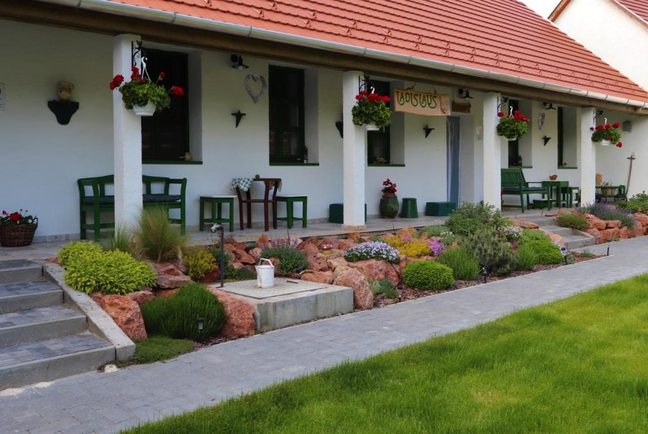 Ladislaus Schnaps-Haus Falusi Vendégház Csolnok Esterno foto